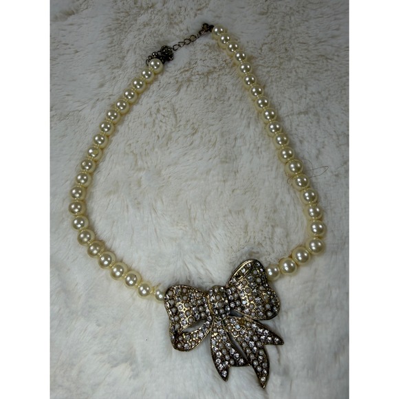 unknown Jewelry - Vintage Glamorous Gold Tone Pearl Necklace with Sparkling Bow Pendant